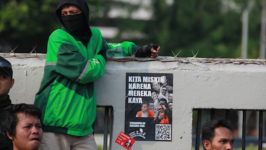 Sejumlah massa melakukan demo di depan Kompleks Parlemen, Jakarta, Rabu (26/8/2026). (Bloomberg Technoz/ Andrean Kristianto)