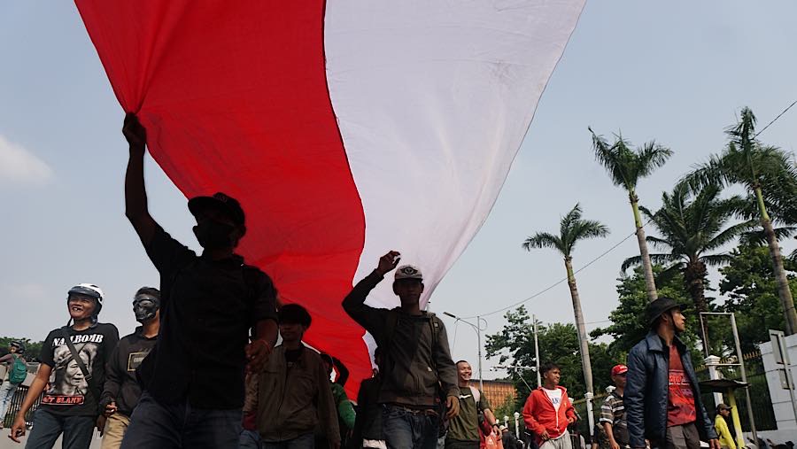 Sejumlah massa melakukan demo di depan Kompleks Parlemen, Jakarta, Rabu (26/8/2026). (Bloomberg Technoz/ Andrean Kristianto)