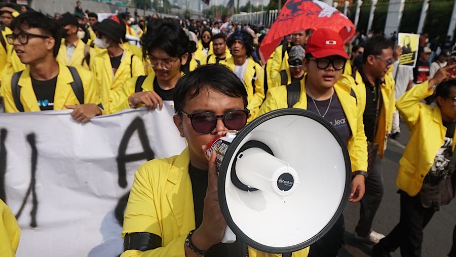 Sejumlah massa melakukan demo di depan Kompleks Parlemen, Jakarta, Rabu (26/8/2026). (Bloomberg Technoz/ Andrean Kristianto)