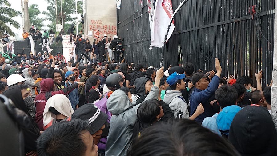 Sejumlah massa melakukan demo di depan Kompleks Parlemen, Jakarta, Rabu (26/8/2026). (Bloomberg Technoz/ Andrean Kristianto)
