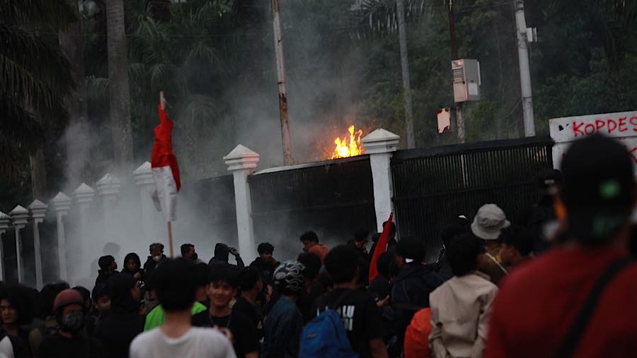 Sejumlah massa melakukan demo di depan Kompleks Parlemen, Jakarta, Rabu (26/8/2026). (Bloomberg Technoz/ Andrean Kristianto)