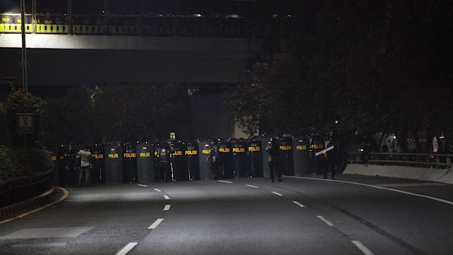 Polisin berjaga saat demo di depan Kompleks Parlemen, Jakarta, Rabu (26/8/2026). (Bloomberg Technoz/ Andrean Kristianto)