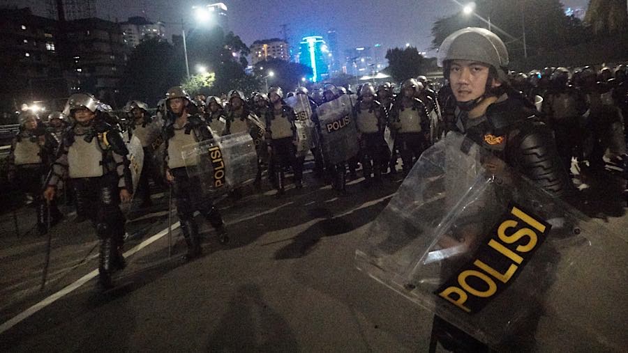 Polisin berjaga saat demo di depan Kompleks Parlemen, Jakarta, Rabu (26/8/2026). (Bloomberg Technoz/ Andrean Kristianto)