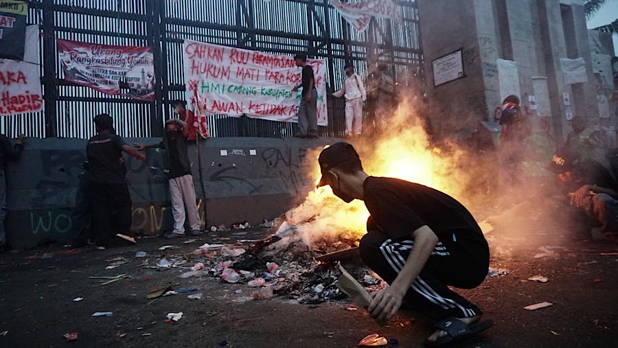 Sejumlah massa melakukan demo di depan Kompleks Parlemen, Jakarta, Rabu (26/8/2026). (Bloomberg Technoz/ Andrean Kristianto)