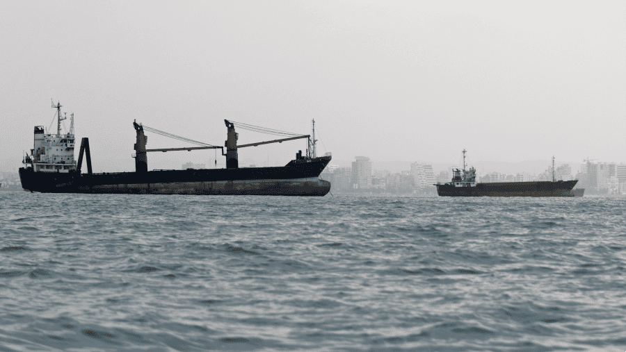 Kapal-kapal berlabuh di Selat Hormuz, di lepas pantai Bandar Abbas, Iran, pada 10 Agustus. Fotografer: Ali Saeedi/Getty Images via Bloomberg