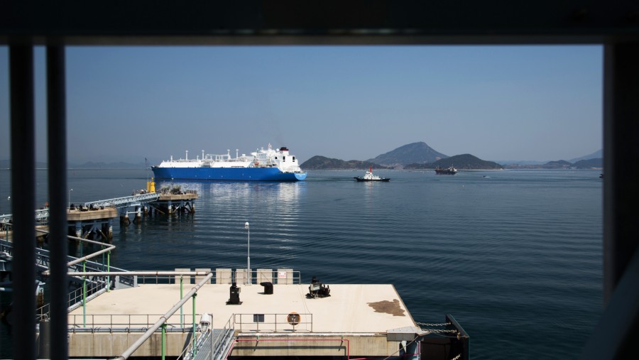 Kapal tunda membantu kapal tanker gas alam cair (LNG) Tangguh Palung yang dioperasikan oleh Tangguh LNG./Bloomberg-SeongJoon Cho