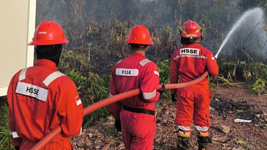 Pertamina Hulu Indonesia memadamkan kebakaran hutan dan lahan (karhutla) di sekitar wilayah operasional di Kalimantan. (Dok. PHI)