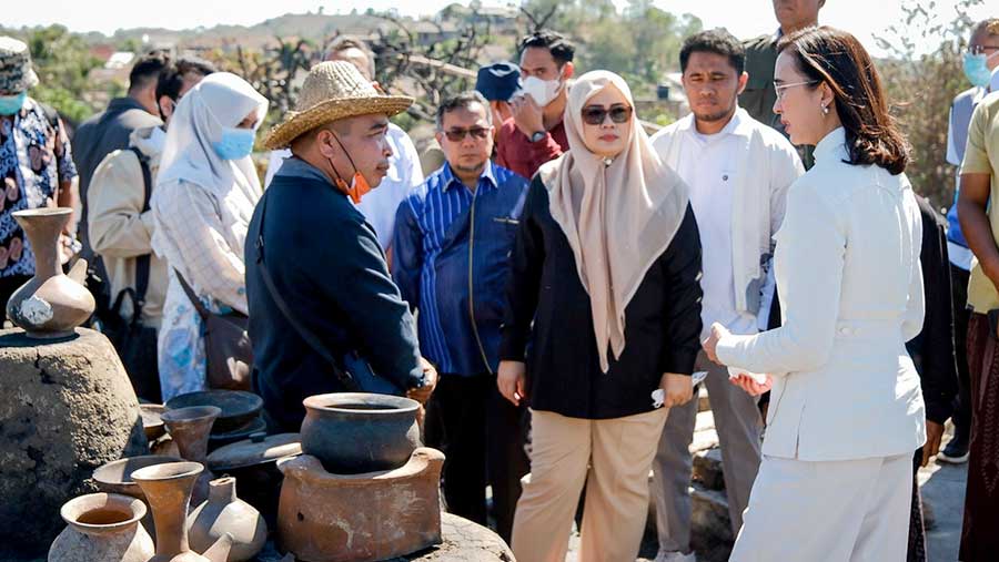Menteri Pariwisata Widiyanti saat meninjau langsung Desa Adat Sade, Lombok Tengah, Nusa Tenggara Barat. (Dok. Kemenpar)