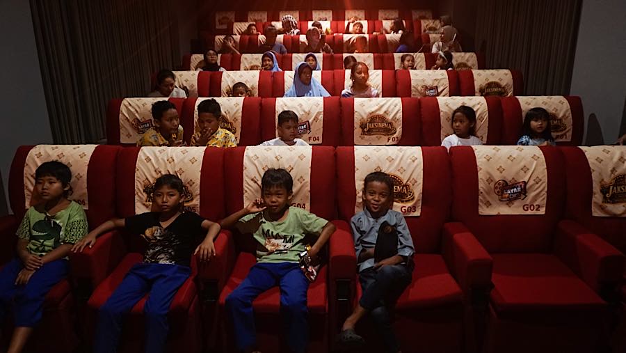 Dengan satu studio berkapasitas 43 kursi, ruang pemutaran itu terasa sederhana, tetapi cukup untuk menghadirkan suasana bioskop bagi warga sekitar.