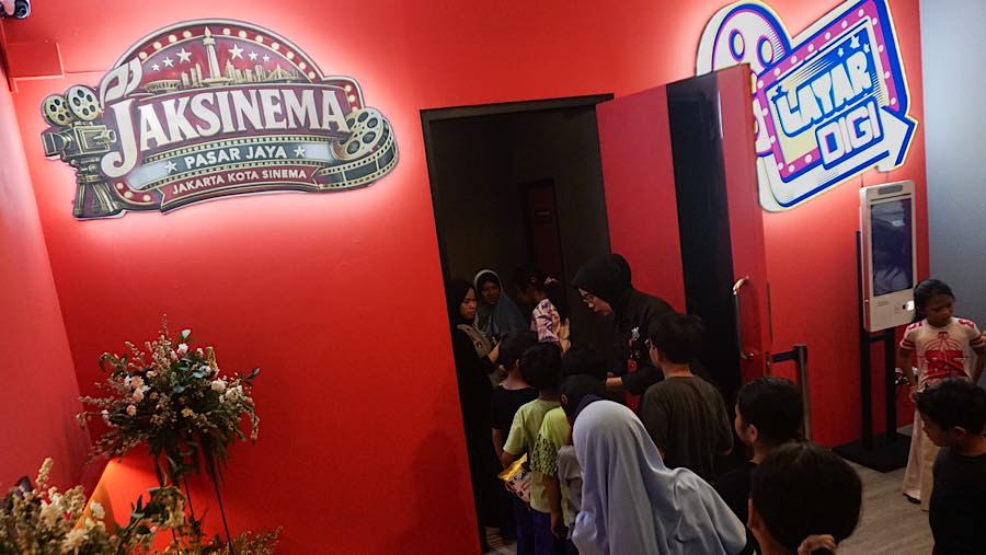 Saat memasuki jam penayangan, penonton berbaris untuk memasuki studio dengan tertib. (Bloomberg Technoz/Andrean Kristianto)