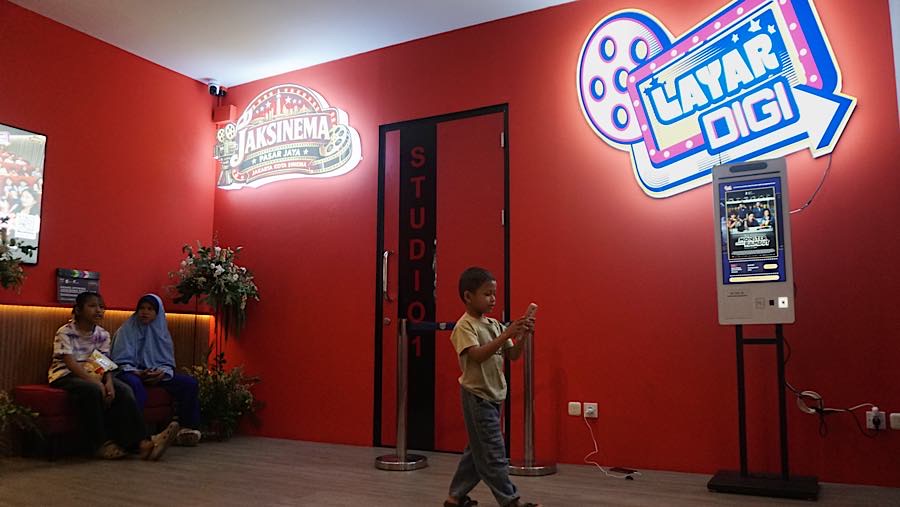 Jaksinema diminati anak-anak yang tinggal disekitar Rusun Pasar Rumput, yang menjadi pilihan hiburan ramah di kantong. (Bloomberg Technoz/Andrean K)