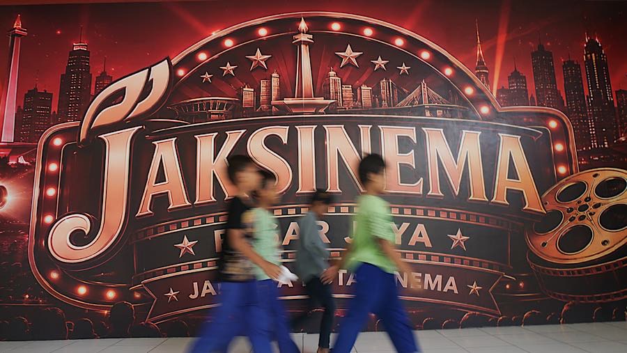 Jaksinema Pasar Rumput memutar film yang sudah selesai tayang atau turun layar di bioskop besar. (Bloomberg Technoz/Andrean Kristianto)