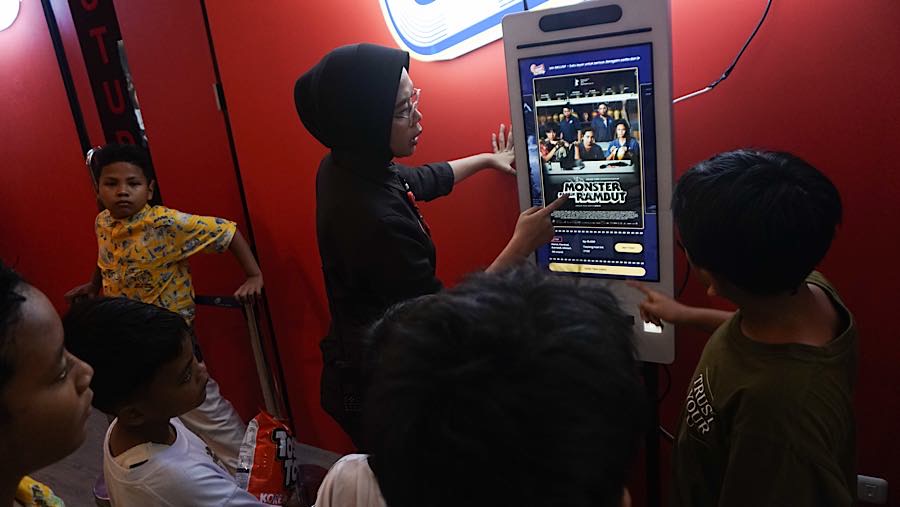 Warga membeli tiket film di bioskop Jaksinema di Rumah Susun Pasar Rumput, Jakarta, Jumat (28/8/2026). (Bloomberg Technoz/Andrean Kristianto)