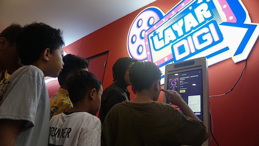 Warga membeli tiket film di bioskop Jaksinema di Rumah Susun Pasar Rumput, Jakarta, Jumat (28/8/2026). (Bloomberg Technoz/Andrean Kristianto)
