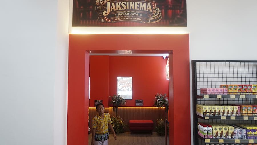 Bioskop mini yang baru diresmikan pada 24 Agustus 2026 itu berada di dalam minimarket Jakmart. (Bloomberg Technoz/Andrean Kristianto)