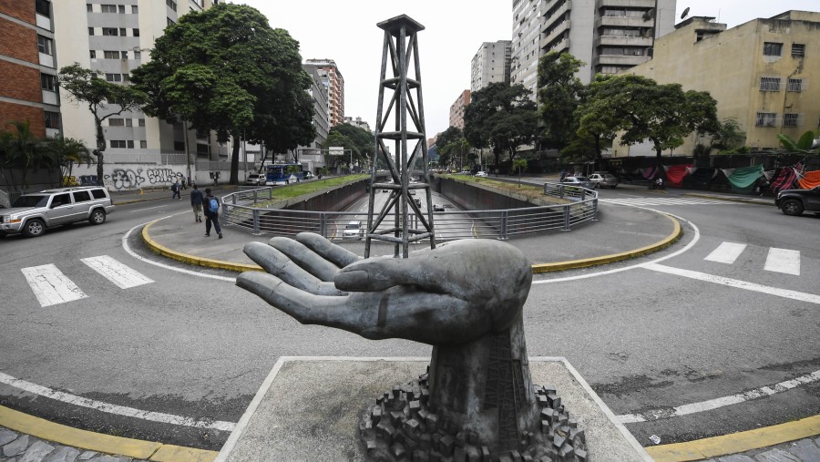 Sebuah patung tangan yang memegang sumur minyak di luar kantor pusat Petroleos de Venezuela SA di Caracas, Venezuela./Bloomberg-Matias Delacroix