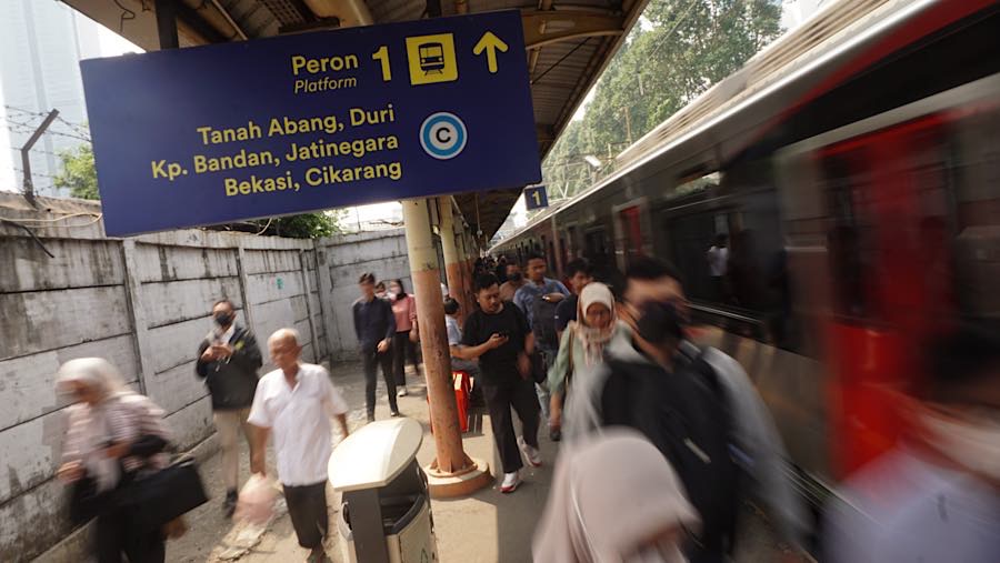Sejumlah penumpang berjalan di peron Stasiun Karet, Jakarta, Senin (31/8/2026). (Bloomberg Technoz/Andrean Kristianto)