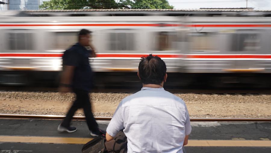 Calon penumpang menunggu keberangkatan KRL di Stasiun Karet, Jakarta, Senin (31/8/2026). (Bloomberg Technoz/Andrean Kristianto)