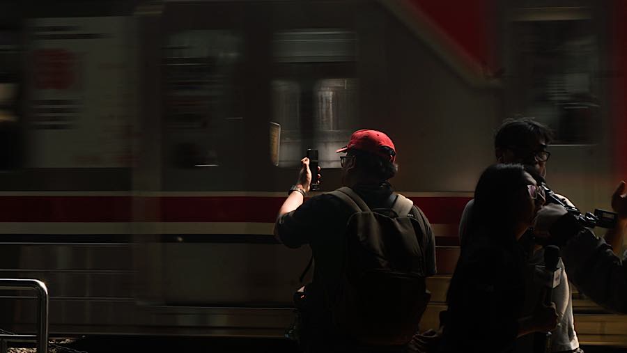Calon penumpang menunggu di peron Stasiun Karet, Jakarta, Senin (31/8/2026). (Bloomberg Technoz/Andrean Kristianto)