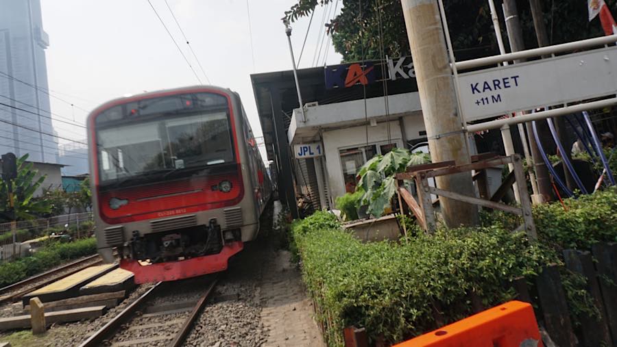 Rangkaian KRL melintas di Stasiun Karet, Jakarta, Senin (31/8/2026). (Bloomberg Technoz/Andrean Kristianto)