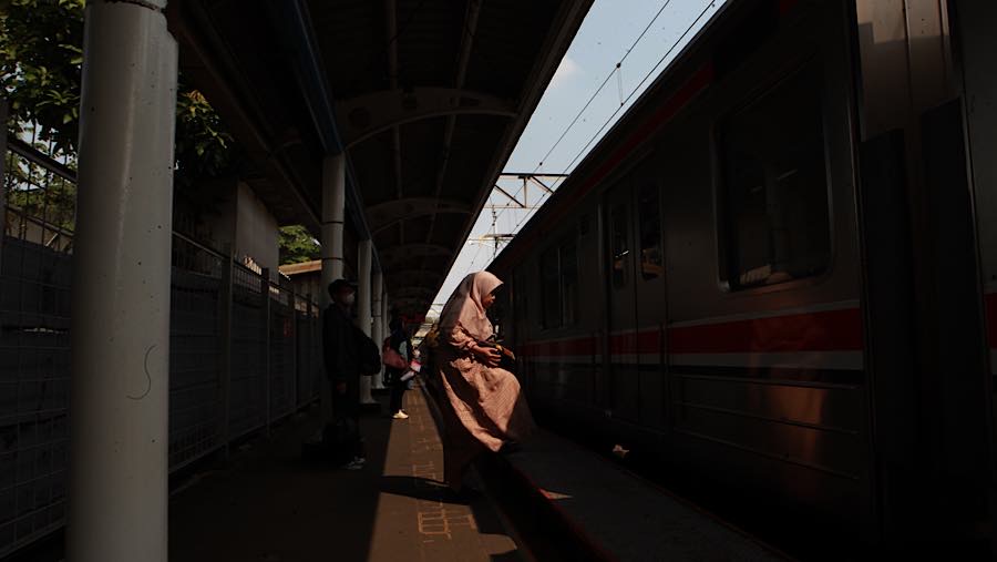 Calon penumpang menaiki rangkaian KRL di Stasiun Karet, Jakarta, Senin (31/8/2026). (Bloomberg Technoz/Andrean Kristianto)