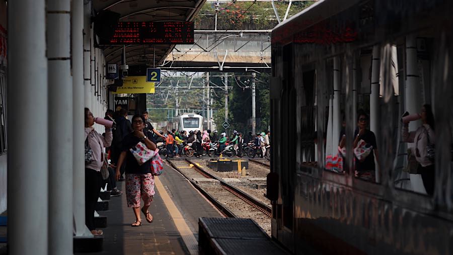 Sejumlah penumpang antre menyeberang rel di Stasiun Karet, Jakarta, Senin (31/8/2026). (Bloomberg Technoz/Andrean Kristianto)