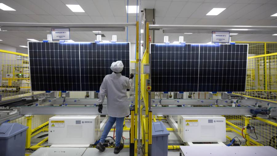Pekerja memeriksa sel fotovoltaik di sebuah fasilitas produksi panel surya di Campinas, negara bagian São Paulo, Brasil. (Jonne Roriz/Bloomberg)