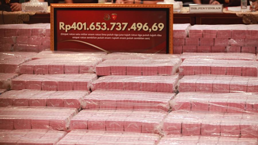 Uang tersebut dikemas dalam sejumlah bundel yang dibungkus plastik transparan dan ditata dalam tumpukan. (Bloomberg Technoz/Andrean Kristianto)