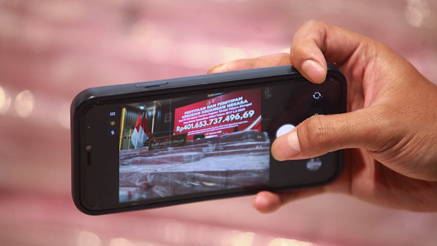 Barang bukti uang kasus dugaan korupsi tata kelola nikel diperlihatkan saat konfrensi pers di Kejagung, Senin (31/8/2026). (Bloomberg Technoz/Andrean)