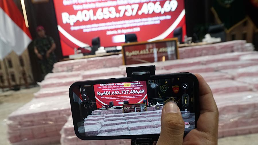 Kejagung memamerkan uang senilai Rp 401 miliar dari PT Ceria Nugraha Indotama (CNI) terkait kasus dugaan korupsi tata kelola Nikel periode 2017-2020. 
