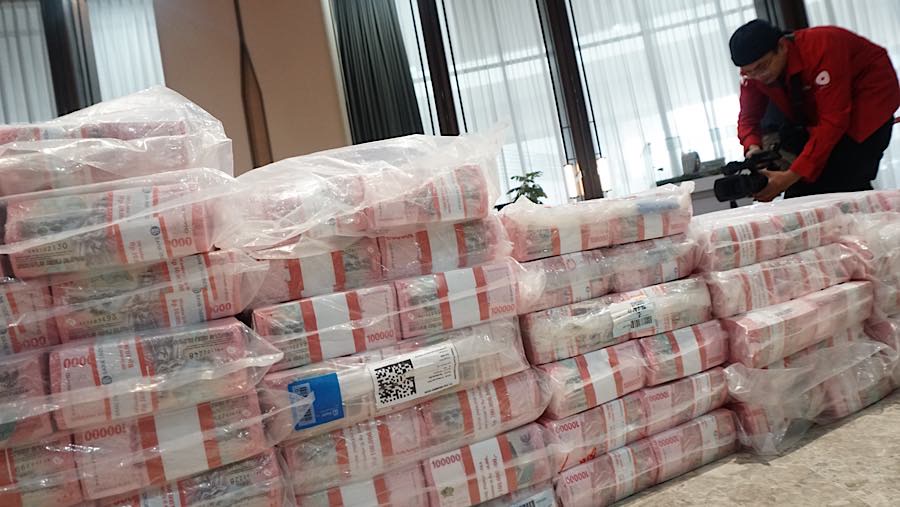 Barang bukti uang kasus dugaan korupsi tata kelola nikel diperlihatkan saat konfrensi pers di Kejagung, Senin (31/8/2026). (Bloomberg Technoz/Andrean)