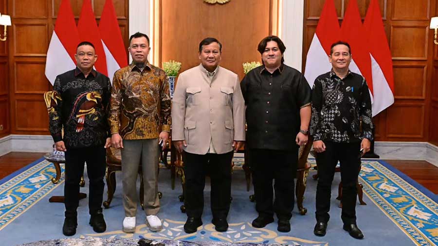 Presiden Prabowo bersama dengan para pimpinan Suku Dayak Pedalaman (Dok. Setkab)