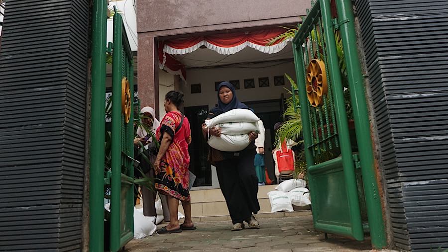Penerima Bantuan Pangan (PBP) membawa beras di Kelurahan Kebon Baru, Tebet, Jakarta, Selasa (1/9/2026). (Bloomberg Technoz/Andrean Kristianto)