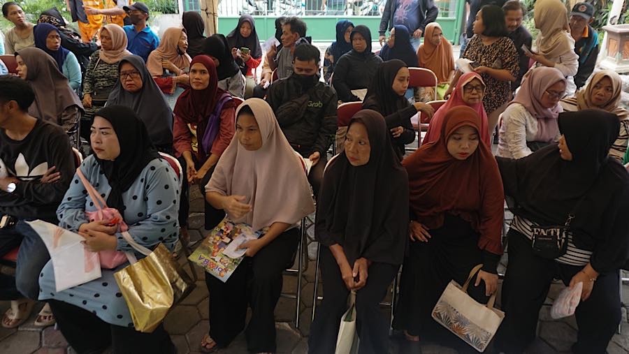 Sebanyak 733 kepala keluarga (KK) di lima RW Kelurahan Kebon Baru menerima bantuan pangan beras masing-masing 30 kilogram. (Bloomberg Technoz/Andrean)