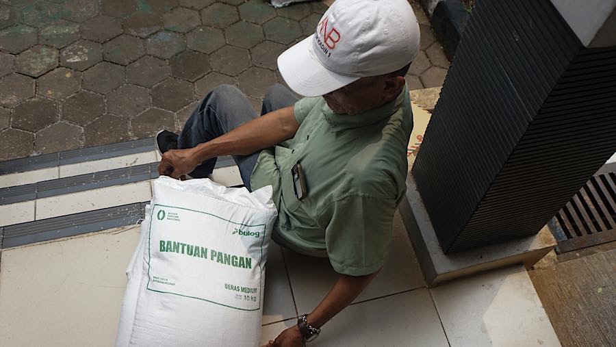 Jumlah beras yang dibagikan merupakan akumulasi alokasi untuk tiga bulan sekaligus, yaitu Juli, Agustus, dan September 2026. (Bloomberg Technoz/Andre)
