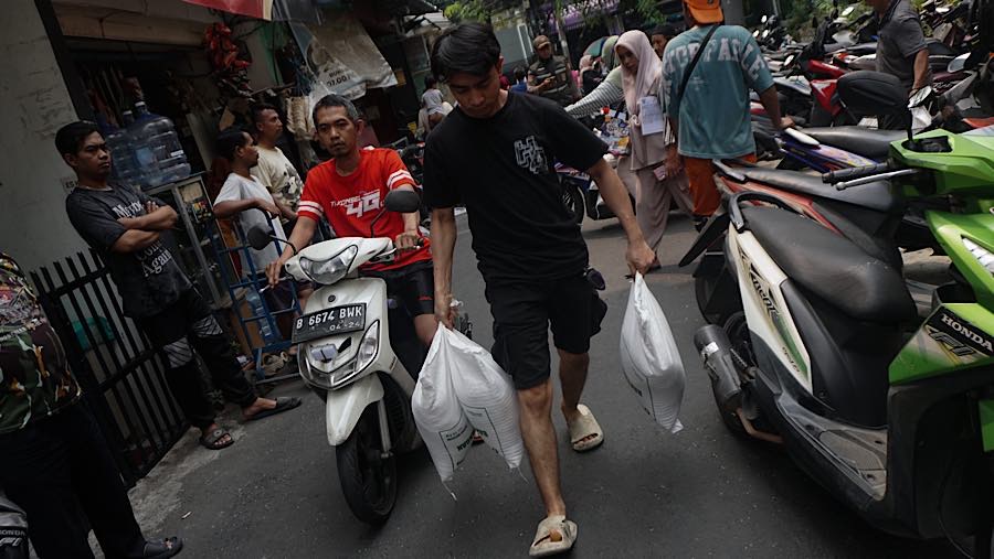 Pemerintah telah menyiapkan total 997.200 ton beras yang akan didistribusikan ke seluruh wilayah Indonesia. (Bloomberg Technoz/Andrean Kristianto)