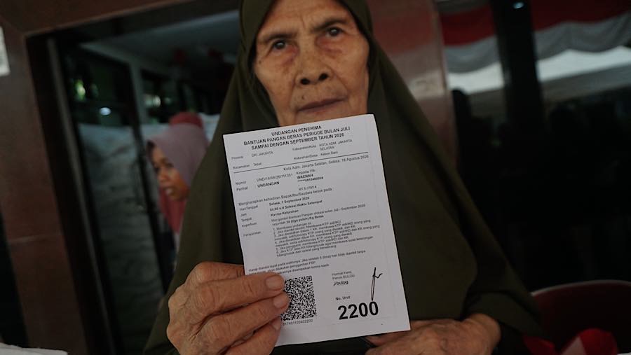 Sejak pagi, antrean warga mengular di halaman kantor kelurahan. Mereka membawa surat undangan dan KTP asli untuk menjalani proses pendataan.