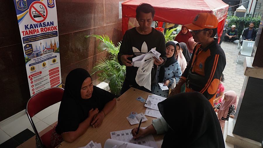 Petugas mendata dokumen Penerima Bantuan Pangan (PBP) di Kelurahan Kebon Baru, Jakarta, Selasa (1/9/2026). (Bloomberg Technoz/Andrean Kristianto)