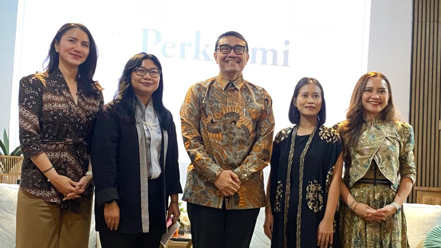 Ketua Umum PERKOSMI, Sancoyo Antarikso bersama jajaran. (Sumber: Dinda Decembria/Bloomberg Technoz)
