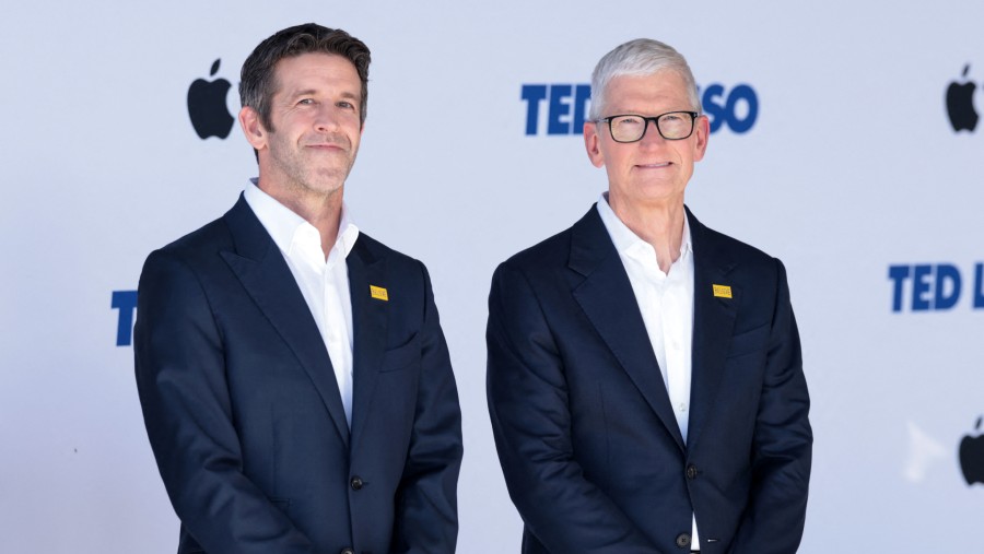 John Ternus dan Tim Cook. dok: Bloomberg