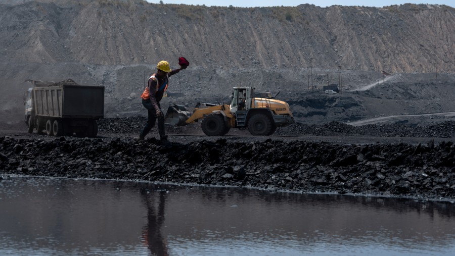 Seorang pekerja tambang beristirahat di tambang batu bara South Eastern Coalfields Ltd. di Gevra, Chhattisgarh, India./Bloomberg-Anindito Mukherjee
