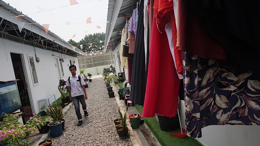 Warga beraktivitas di Hunian Senen, Jalan Kramat Raya, Senen, Jakarta, Selasa (2/9/2026). (Bloomberg Technoz/Andrean Kristianto)