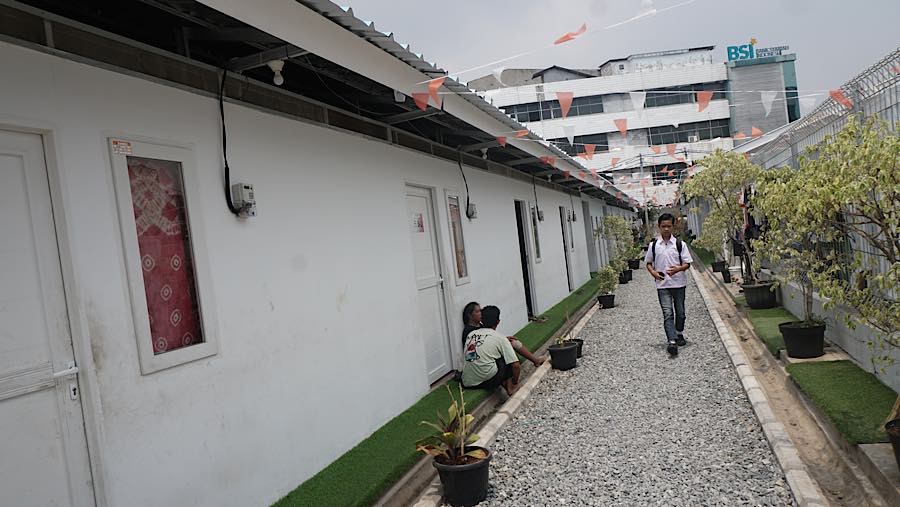 Warga beraktivitas di Hunian Senen, Jalan Kramat Raya, Senen, Jakarta, Selasa (2/9/2026). (Bloomberg Technoz/Andrean Kristianto)