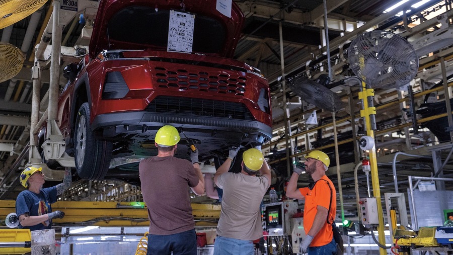Para pekerja Toyota merakit RAV4 hybrid di Georgetown, Kentucky. Sumber: Toyota Motor Amerika Utara