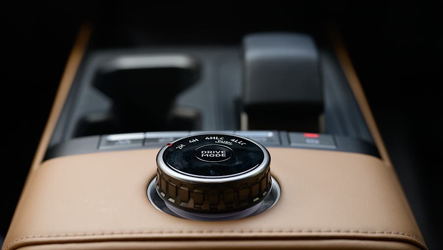 Tombol pengaktifan sistem penggerak empat roda Mitsubishi Pajero dipamerkan di Tokyo, Jepang, Rabu (2/9/2026). (Akio Kon/Bloomberg)