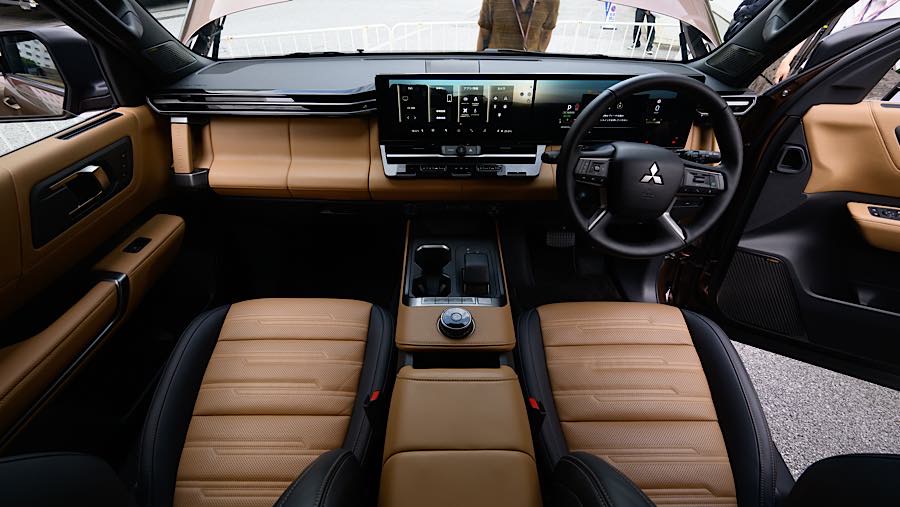 Interior Mitsubishi Pajero dipamerkan selama acara peluncuran di Tokyo, Jepang, Rabu (2/9/2026). (Akio Kon/Bloomberg)