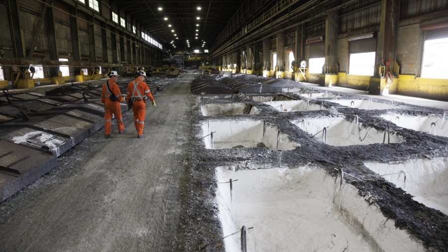 Deretan nickel matte Bessemer yang sedang mendingin di kompleks smelter Vale di Sudbury, Ontario, Kanada./Bloomberg-Cole Burston