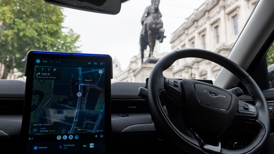 Taksi  otonom atau Robotaxi Wayve melintasi jalan-jalan London. dok: Jose Sarmento Matos/Bloomberg