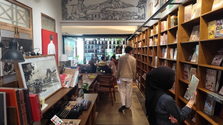 Deretan rak buku berjejer di Pelopor Books. Foto: Yustinus Andri/Bloomberg Businessweek Indonesia