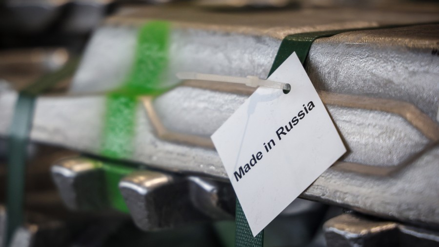 Label 'Made in Russia' pada tumpukan ingot aluminium di pabrik peleburan aluminium Khakas, yang dioperasikan oleh United Co. Rusal./Bloomberg-Andrey R